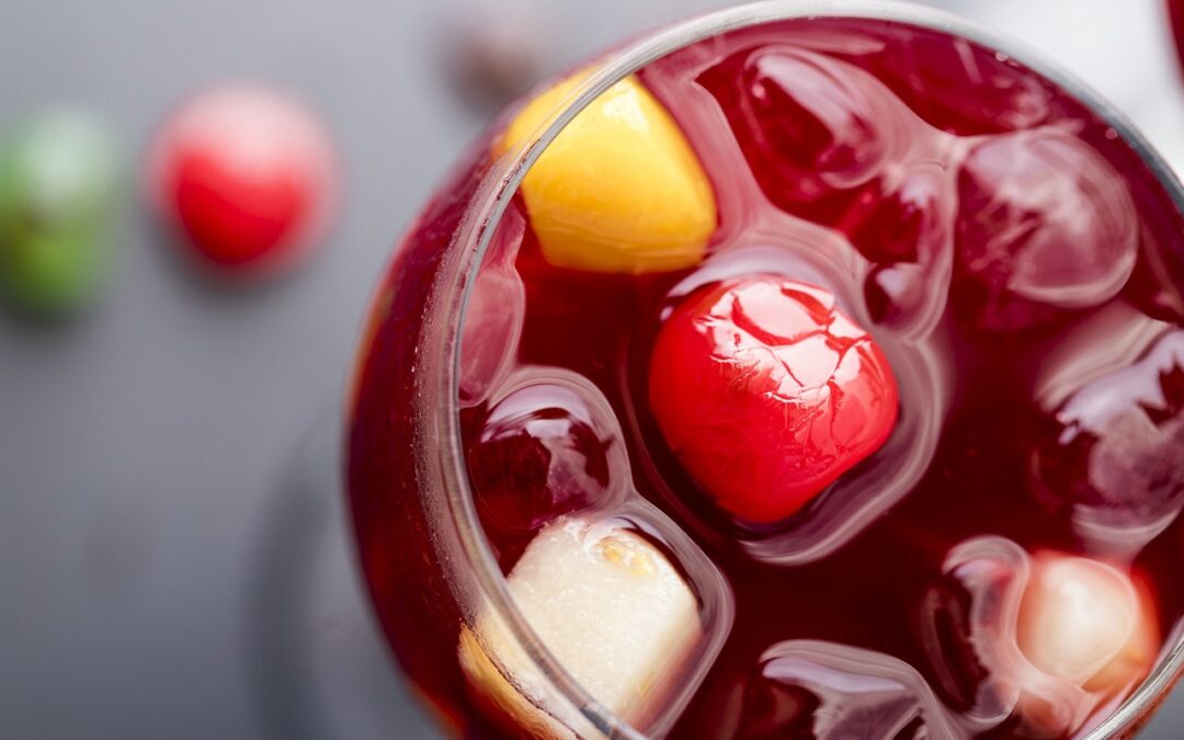 sangria primo piano dall'alto vino e frutta dentro un bicchiere