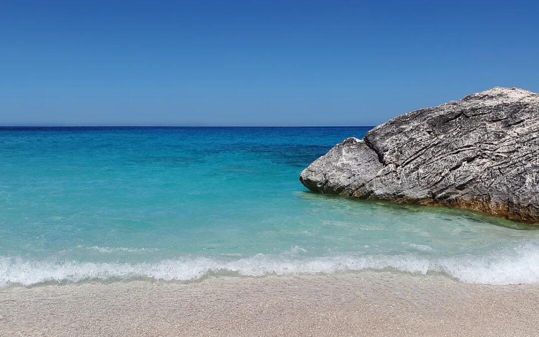 Spiaggia sarde dalle acque turchesi e cristalline