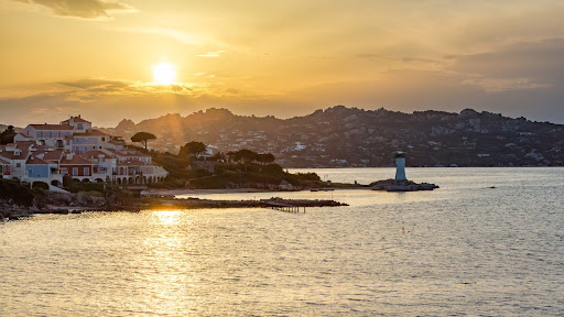 Foto di Palau Porto Faro al tramonto.