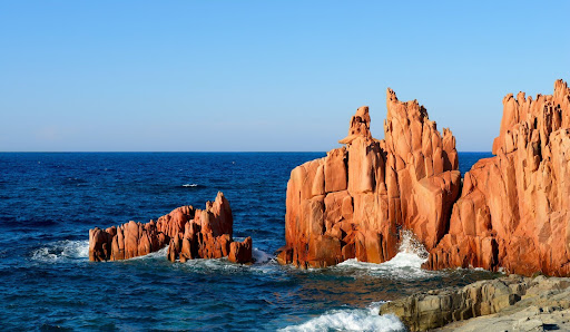 Mare Sardo con rocce scavate dall'erosione del vento.